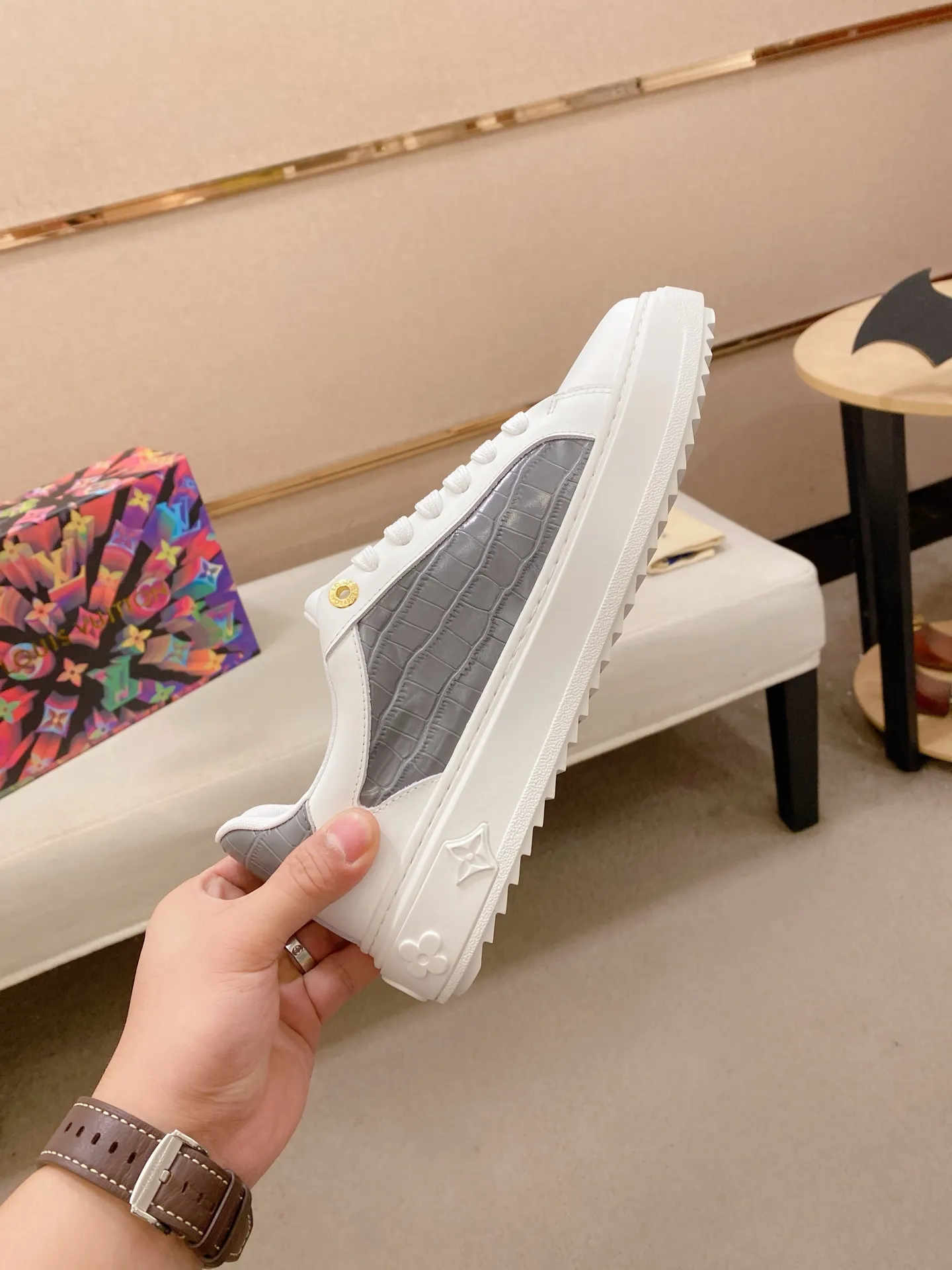Men's shoes💰: 540💰(Niuli: full package) louis vuitton (Louis Vuitton/lv) top 🔍🔍 new models are on sale at the same time at the counter. The upper 🇮🇹 is imported from Italy, first-layer cowhide, and the lining is fully imported cowhide. 💪💪, completely 1⃣️ to 1 ⃣️Re-engraved🇮🇹💪💪, ⚠Sole: The original sole is specially provided by the original factory, the exclusive movable molded sole is super comfortable, ⚠The original factory follows the order, 🔍🔍high quality, you can enter and exit the counter at will, welcome to compare⚠. Code number:38-44